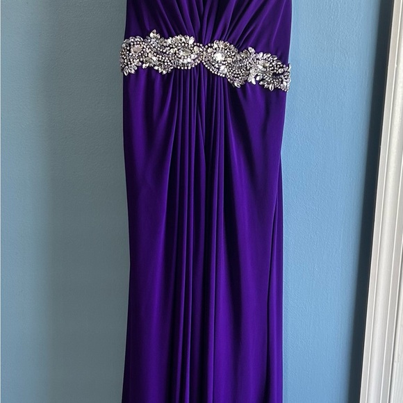 Elegant Purple Gown with Embellished Waist - Picture 2 of 9